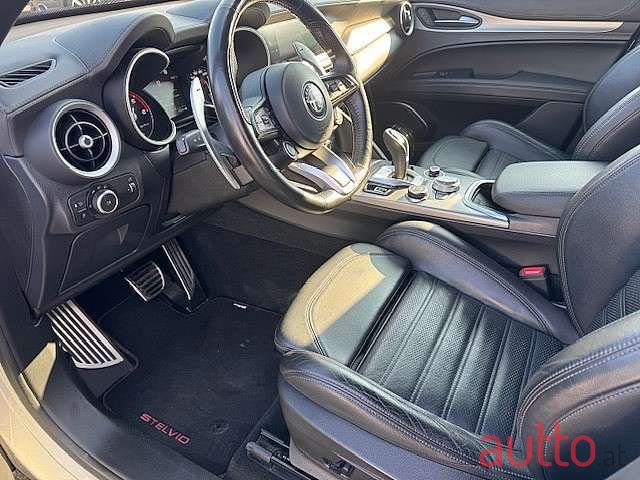 2020' Alfa Romeo Stelvio photo #4