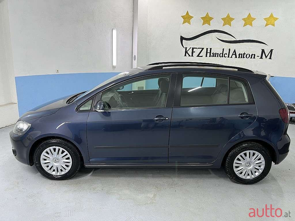 2009' Volkswagen Golf photo #2