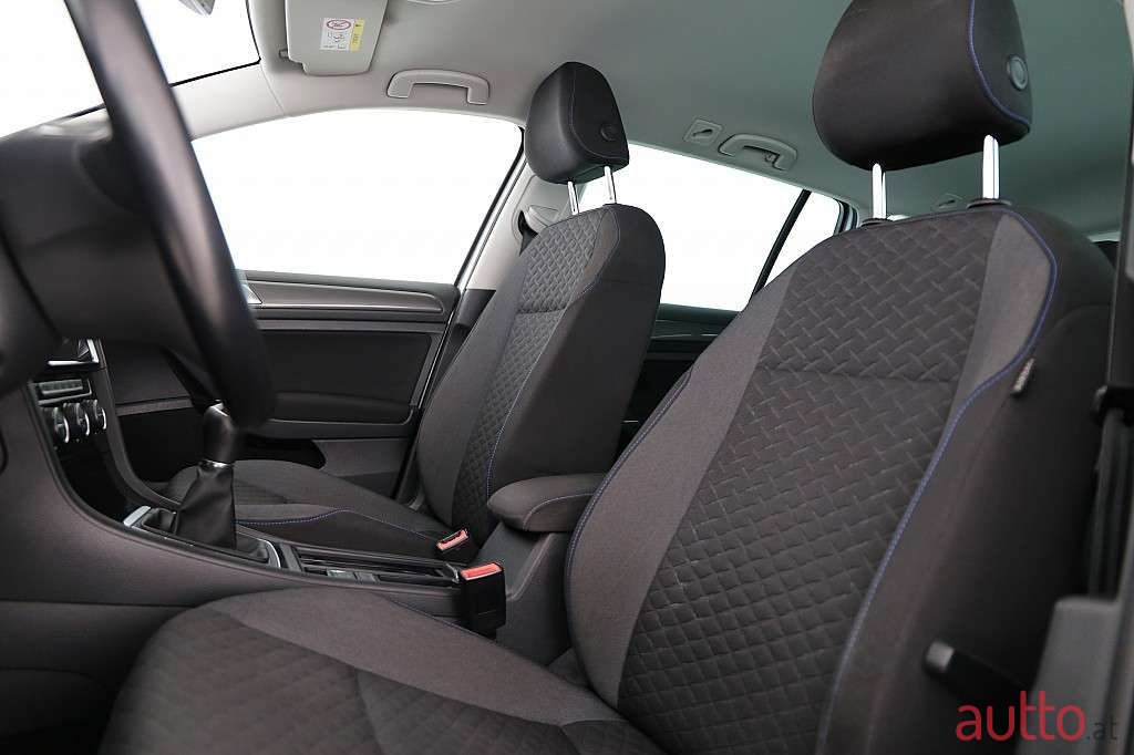 2018' Volkswagen Golf photo #5