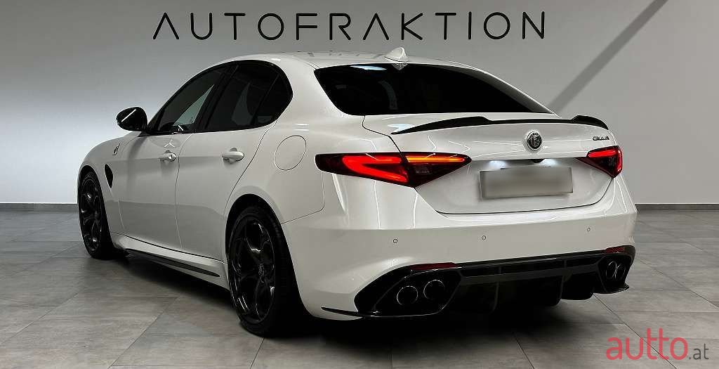 2017' Alfa Romeo Giulia photo #6