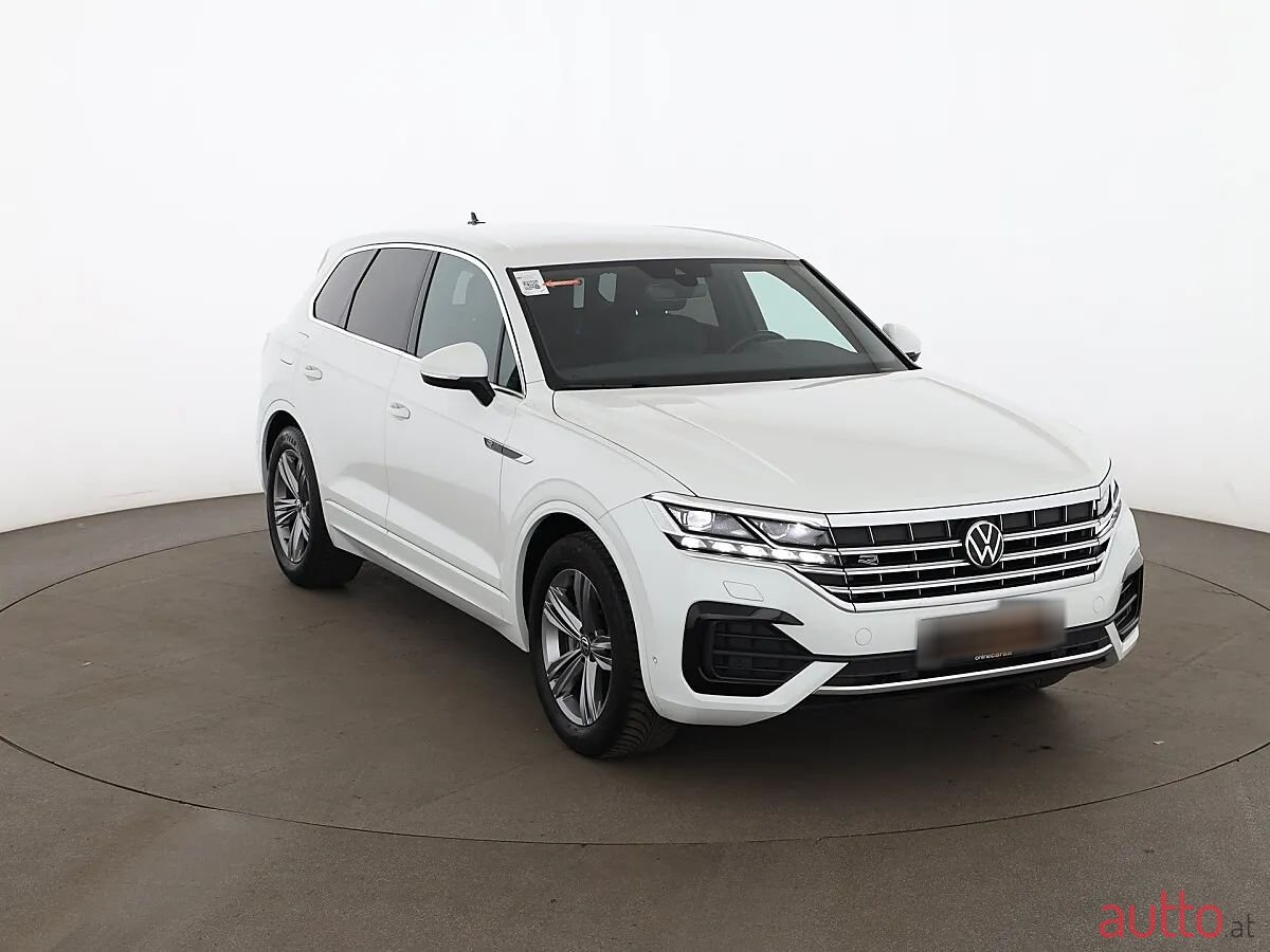 2022' Volkswagen Touareg photo #4