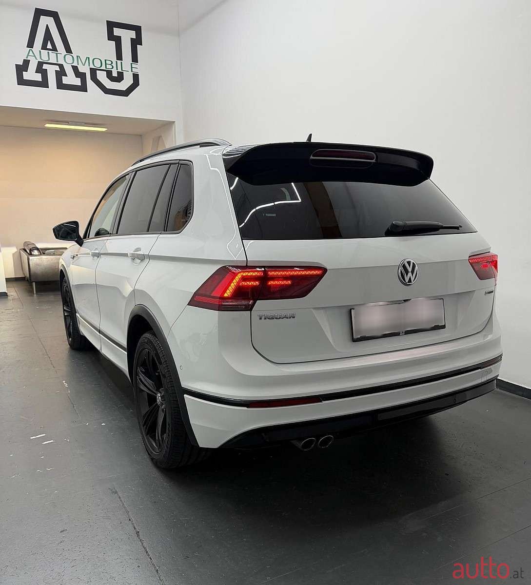 2018' Volkswagen Tiguan photo #6