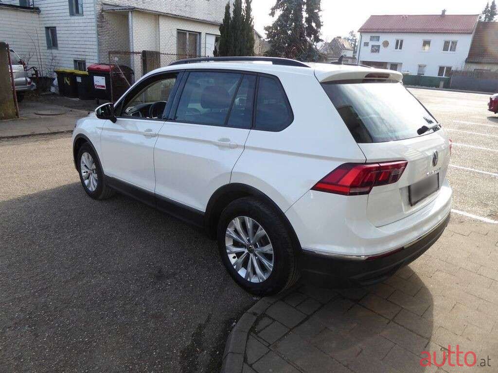 2020' Volkswagen Tiguan photo #3