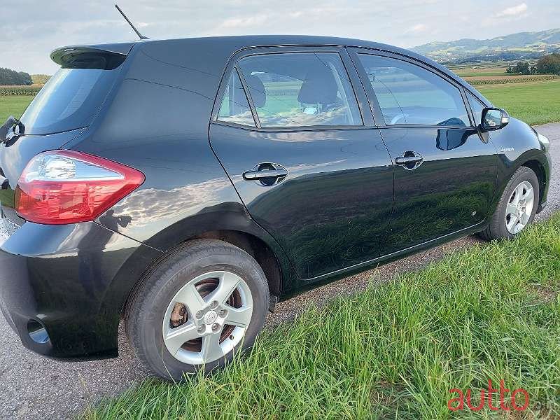 2010' Toyota Auris photo #2
