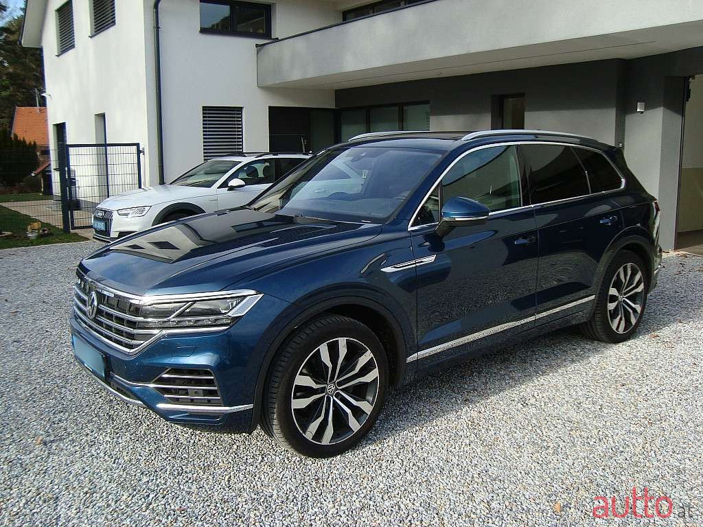 2018' Volkswagen Touareg photo #5