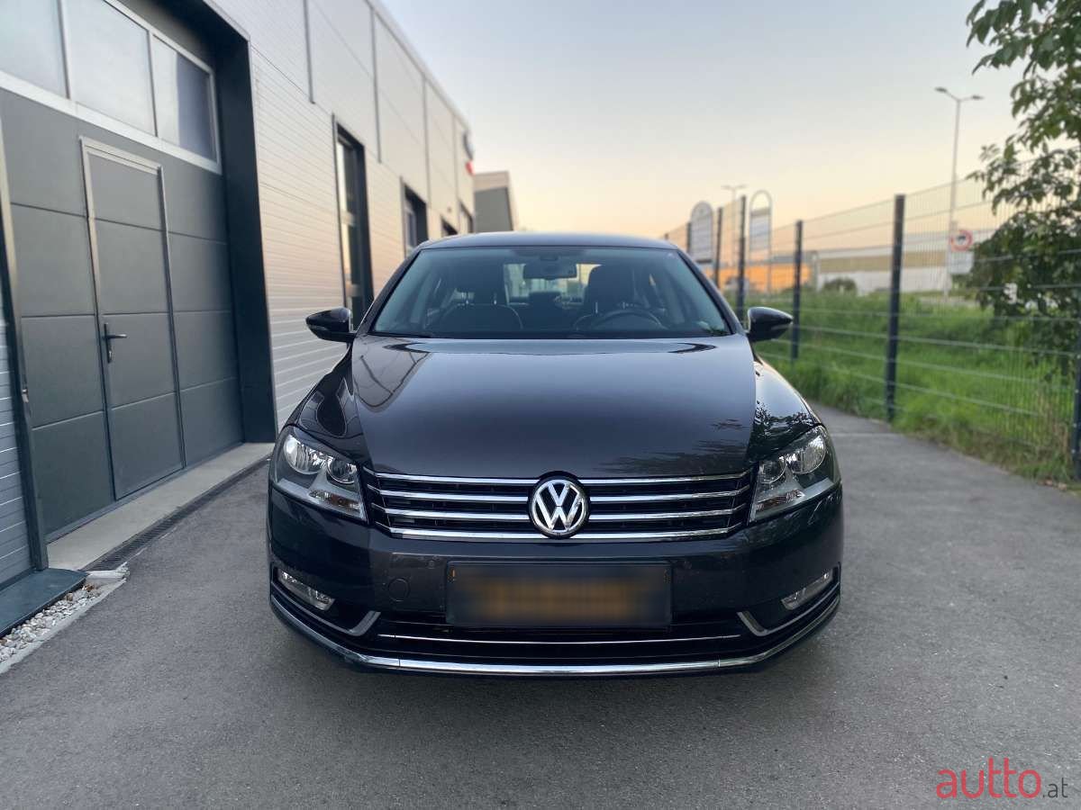 2011' Volkswagen Passat photo #2