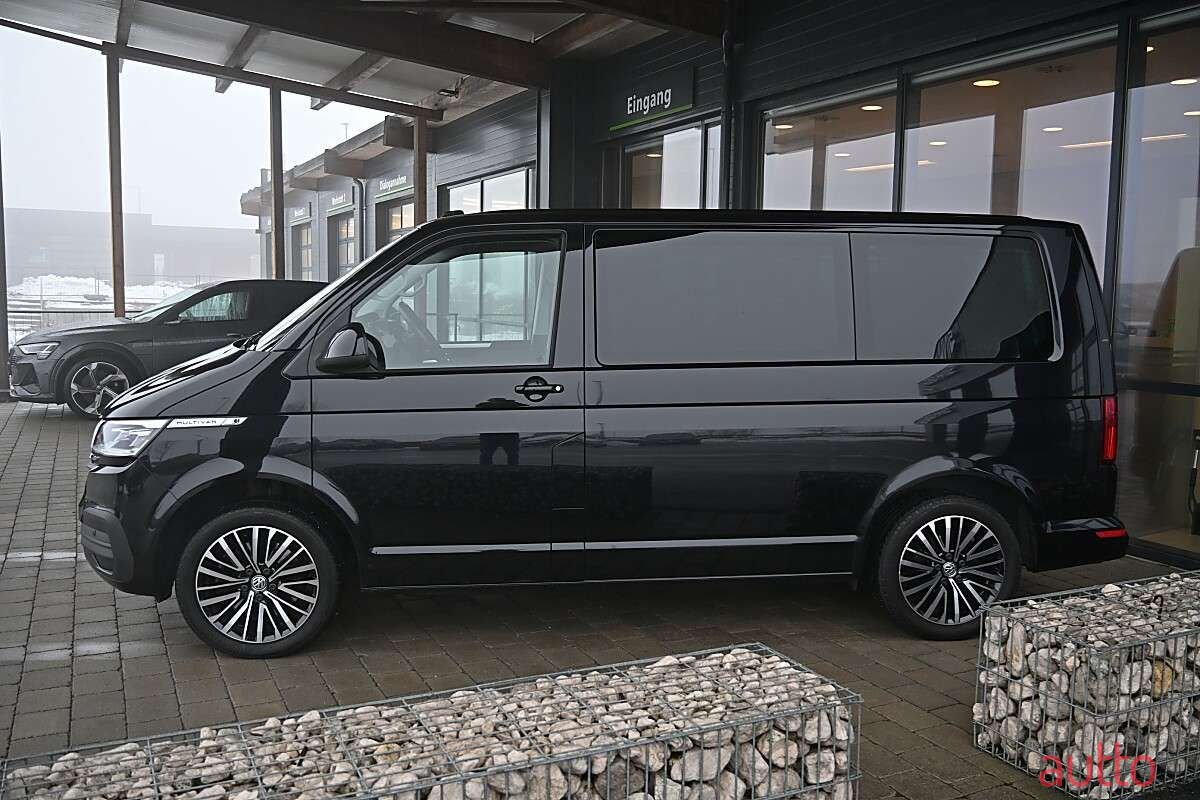 2023' Volkswagen Multivan photo #2