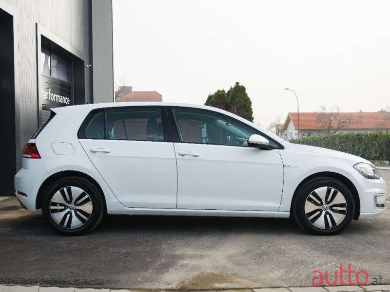 2017' Volkswagen Golf photo #6