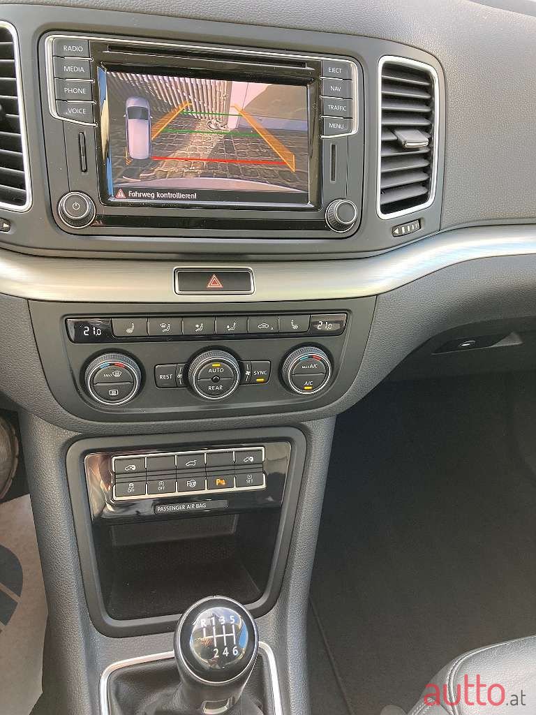 2016' Volkswagen Sharan photo #6