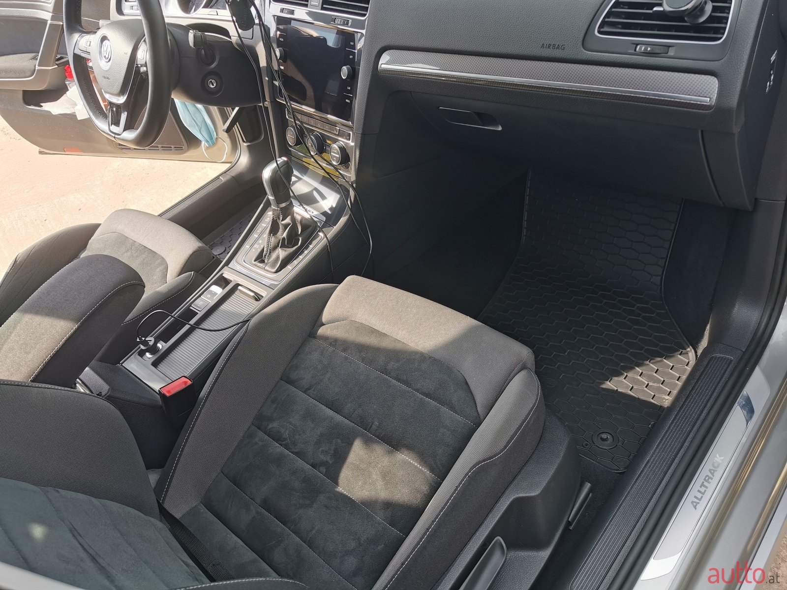 2018' Volkswagen Golf photo #6