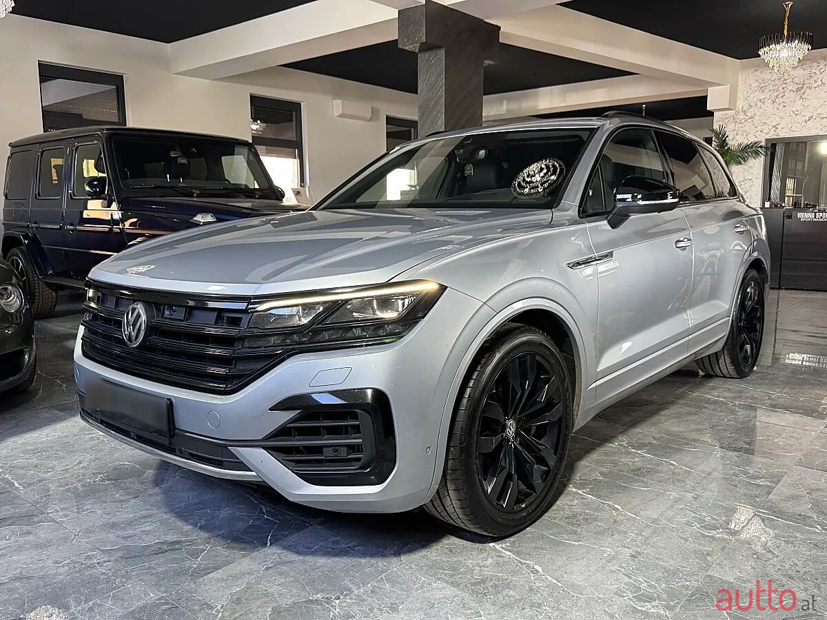 2019' Volkswagen Touareg photo #2