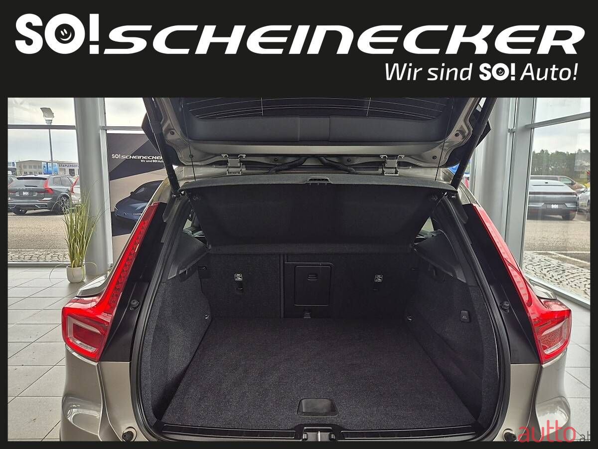 2020' Volvo XC40 photo #6