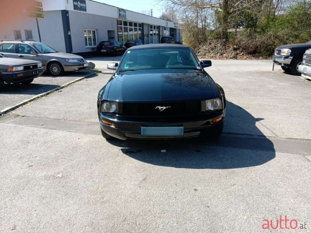 2005' Ford Mustang photo #2