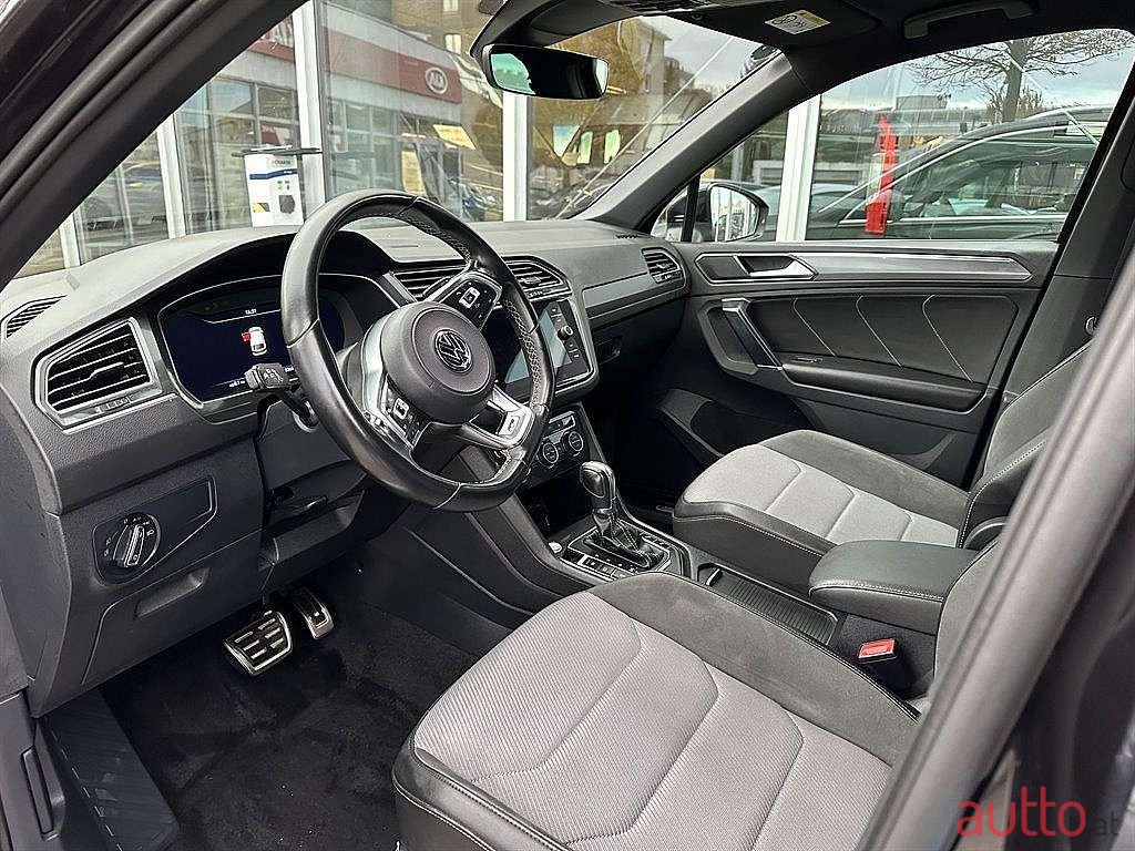 2017' Volkswagen Tiguan photo #3