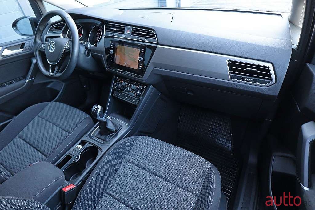 2022' Volkswagen Touran photo #4