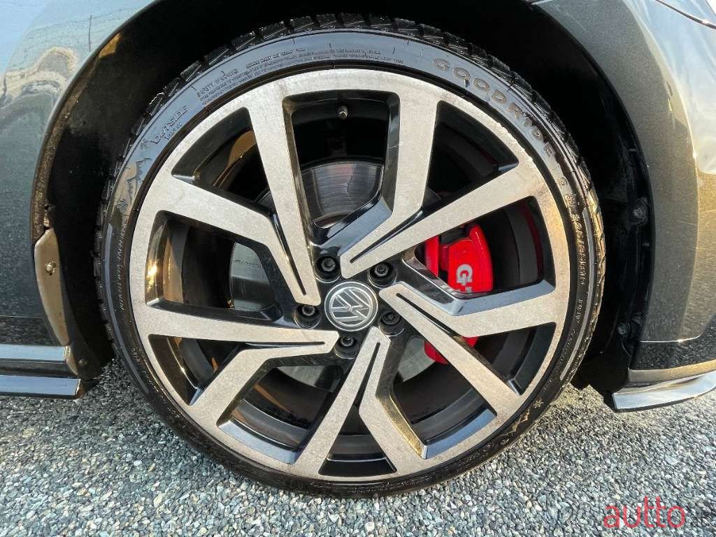 2016' Volkswagen Golf photo #6