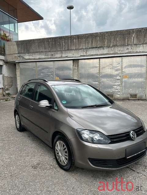 2011' Volkswagen Golf photo #1