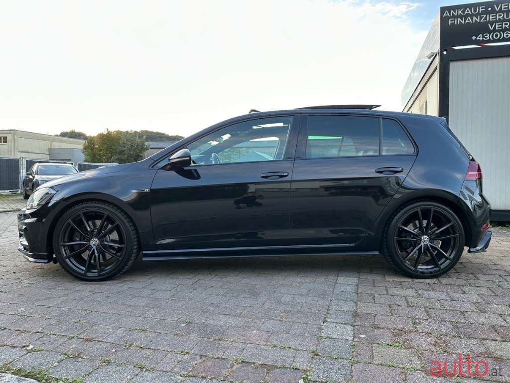 2017' Volkswagen Golf photo #2