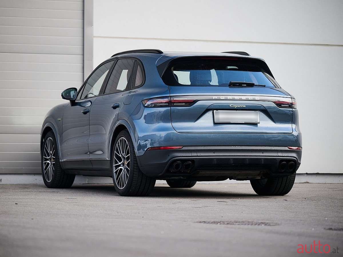 2020' Porsche Cayenne photo #2