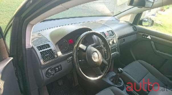 2006' Volkswagen Touran photo #2