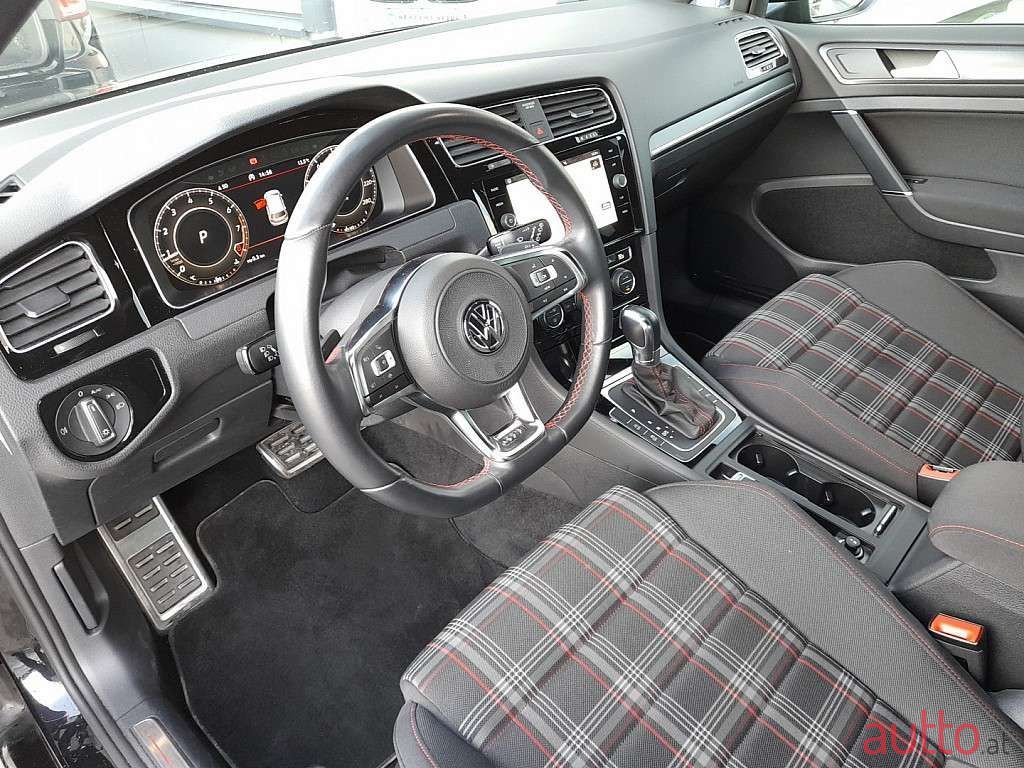 2019' Volkswagen Golf photo #3