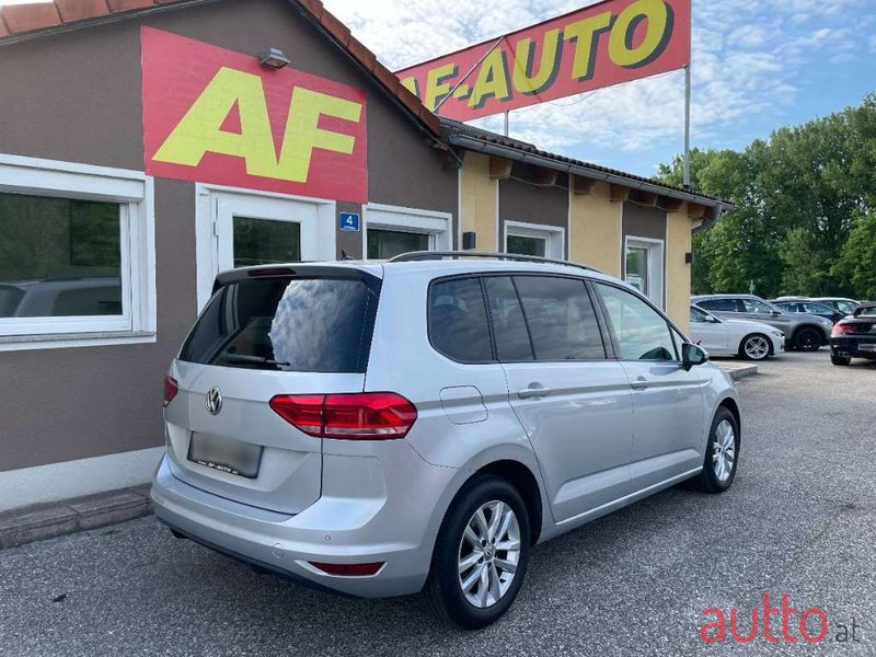 2019' Volkswagen Touran photo #4