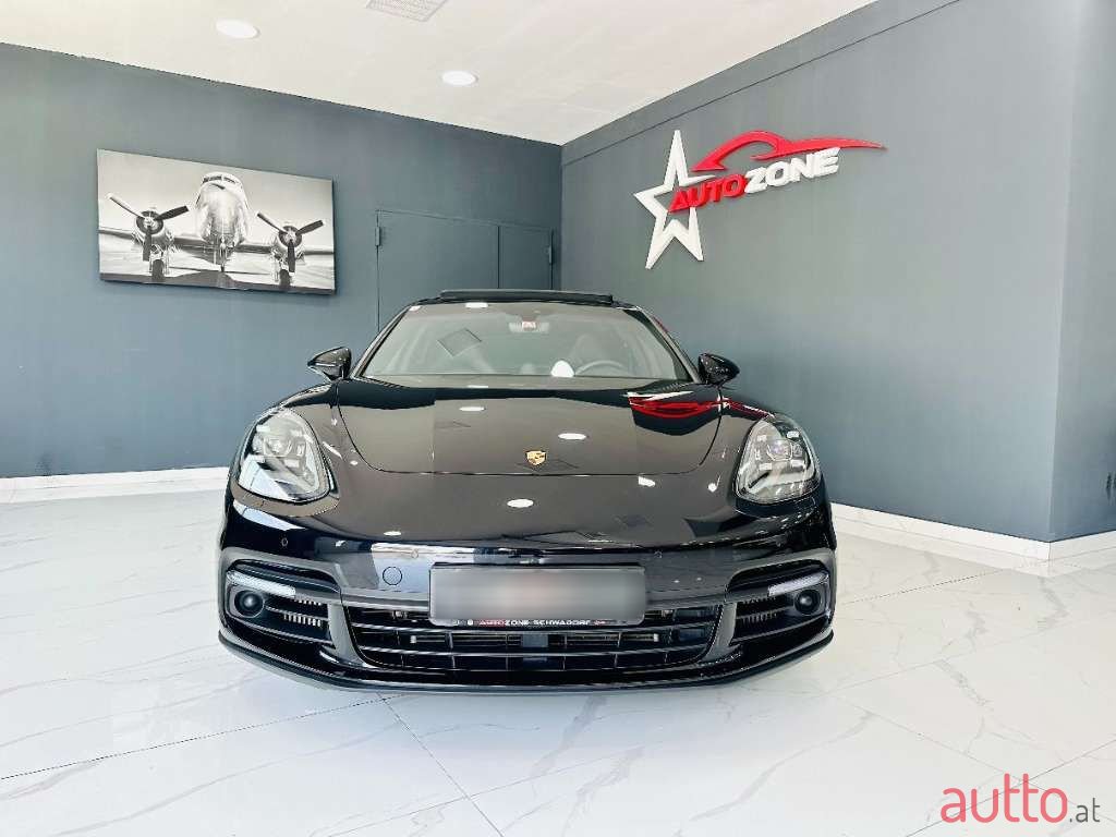 2017' Porsche Panamera photo #2