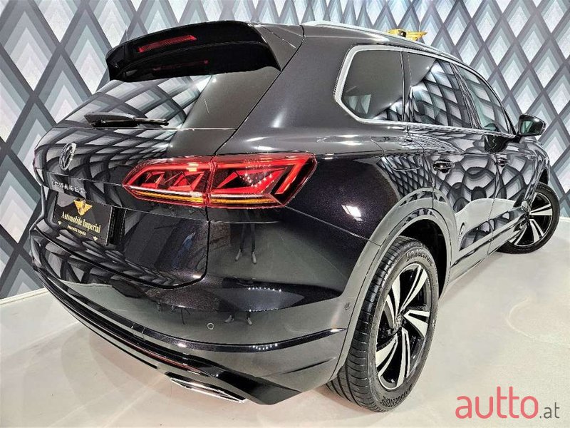 2022' Volkswagen Touareg photo #3