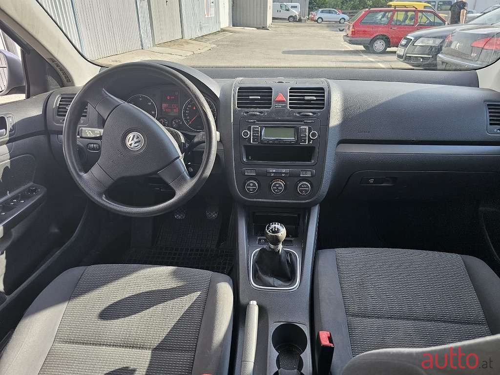 2009' Volkswagen Golf photo #6