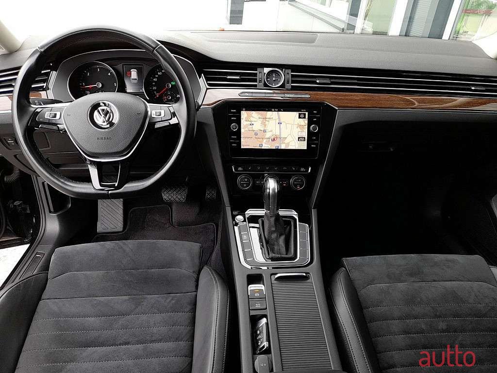 2019' Volkswagen Passat photo #2