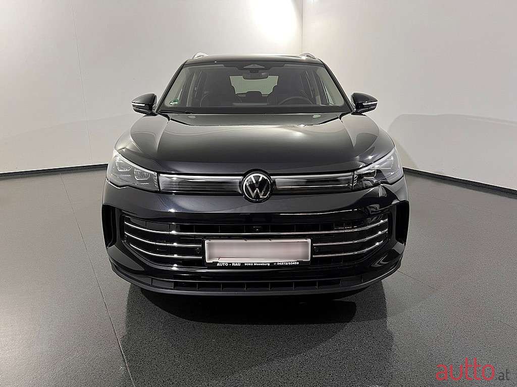 2024' Volkswagen Tiguan photo #2