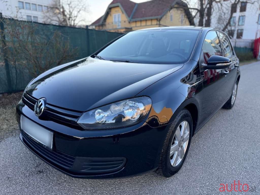 2009' Volkswagen Golf photo #2