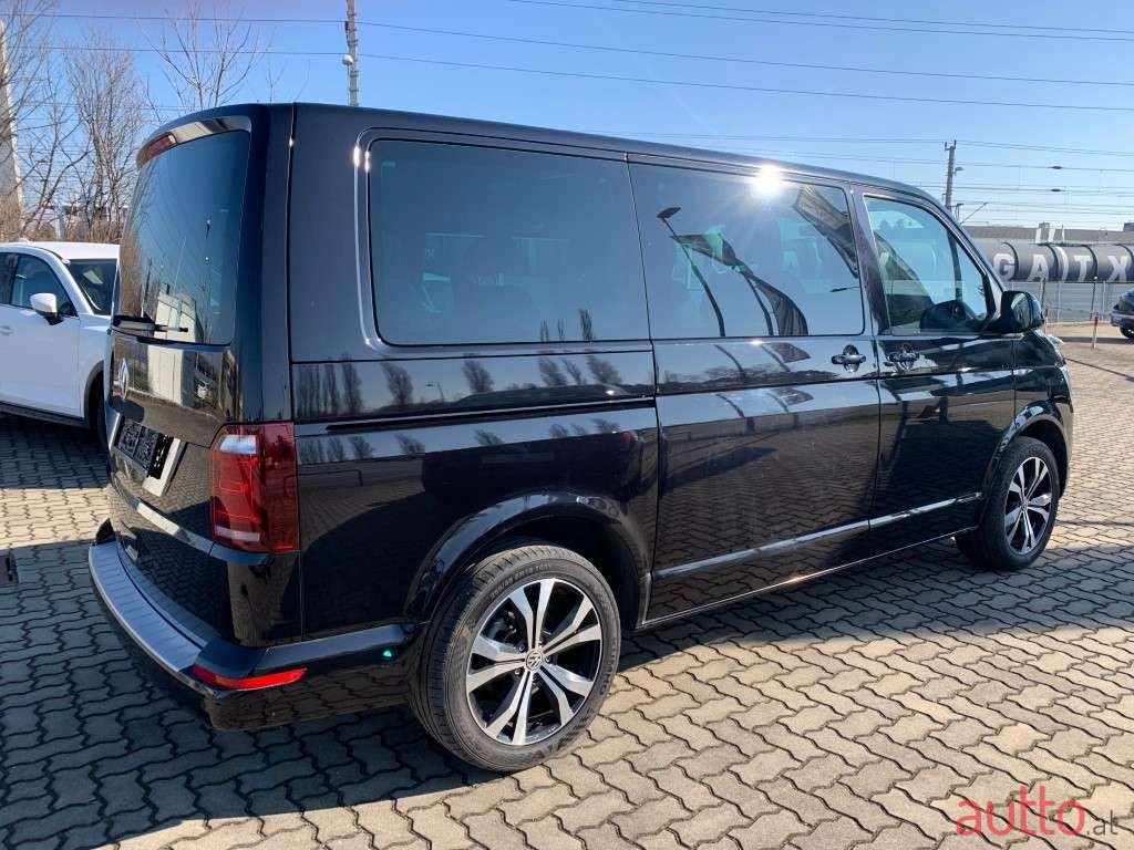 2018' Volkswagen Multivan photo #5