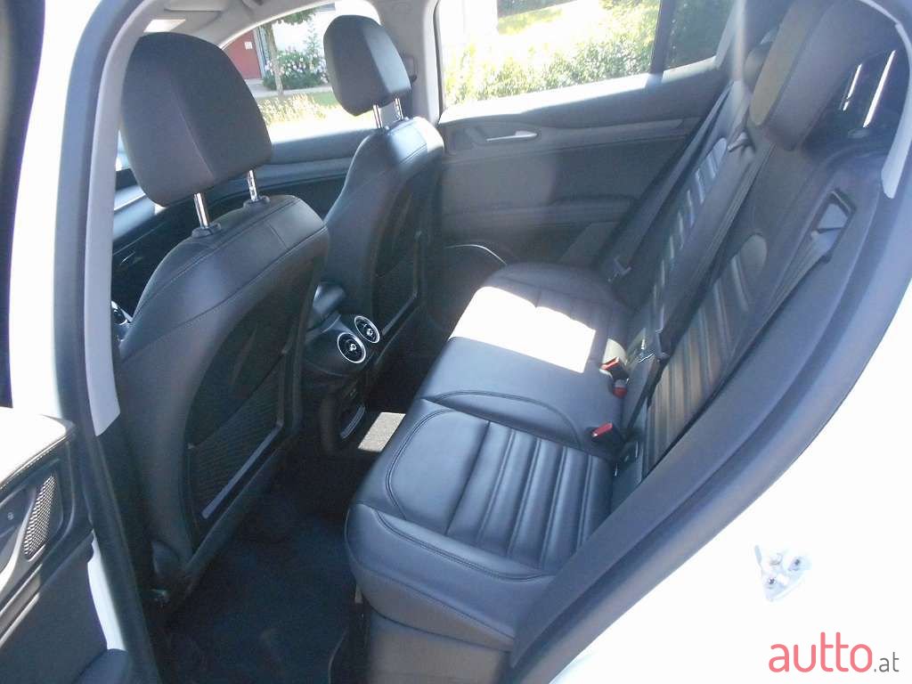 2020' Alfa Romeo Stelvio photo #5