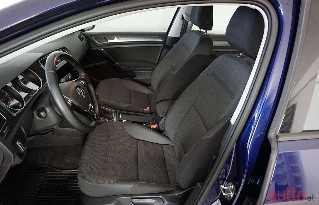 2019' Volkswagen Golf photo #4