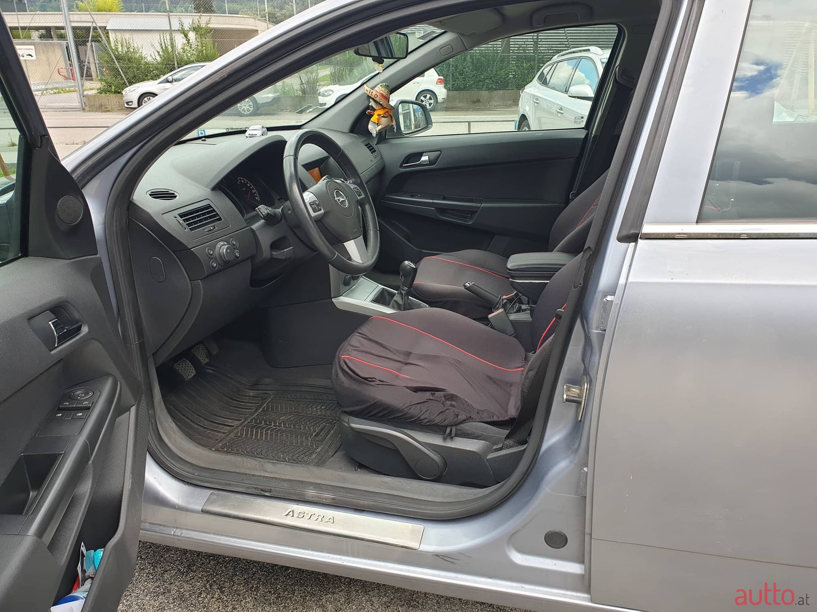 2011' Opel Astra H photo #6