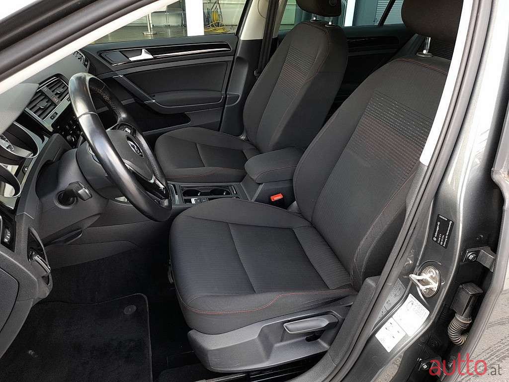 2018' Volkswagen Golf photo #4