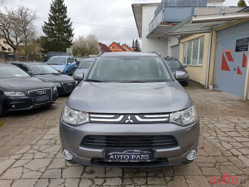 2013' Mitsubishi Outlander photo #2