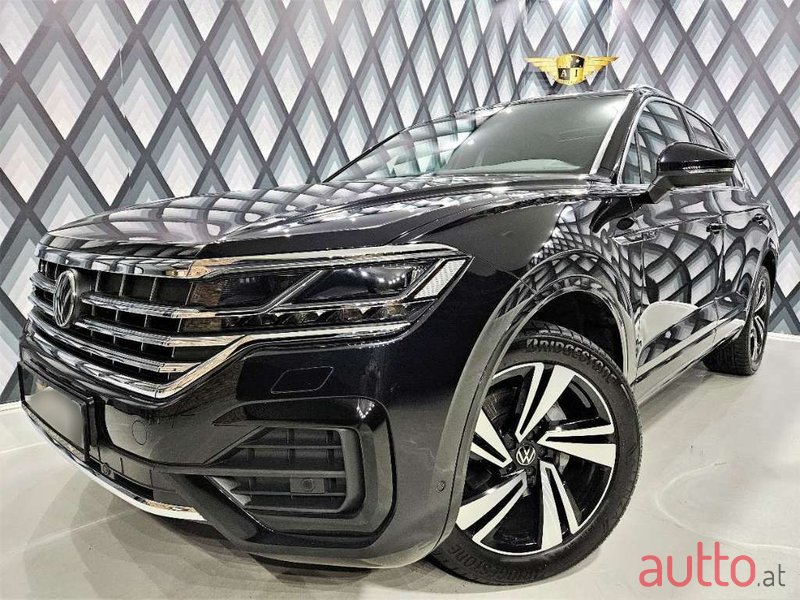 2022' Volkswagen Touareg photo #2