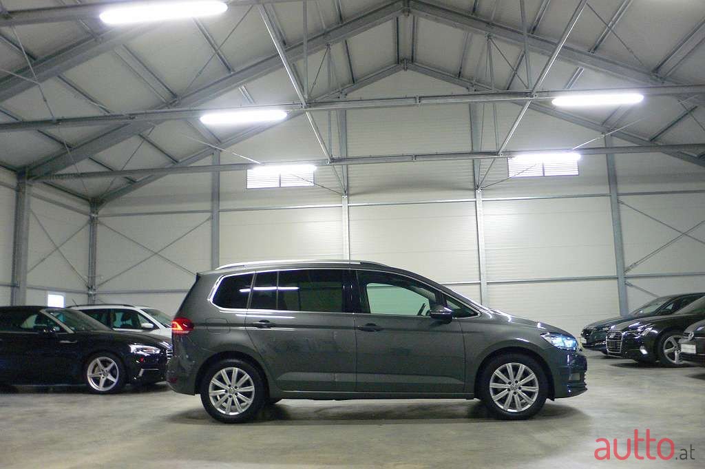 2018' Volkswagen Touran photo #5