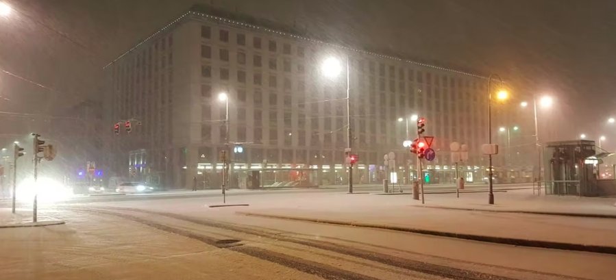 Unfälle, Lawinen und Staus: Schnee-Chaos in Österreich
