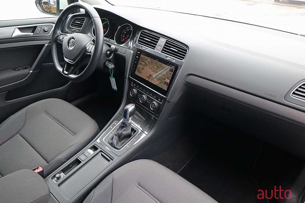 2019' Volkswagen Golf photo #3