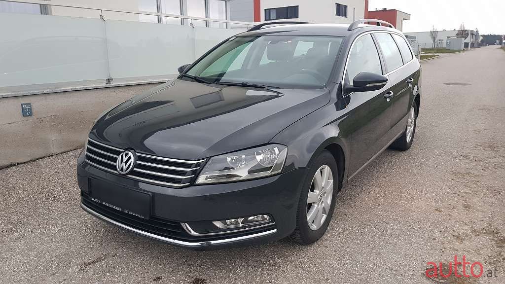 2011' Volkswagen Passat photo #5