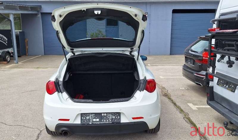 2011' Alfa Romeo Giulietta photo #6
