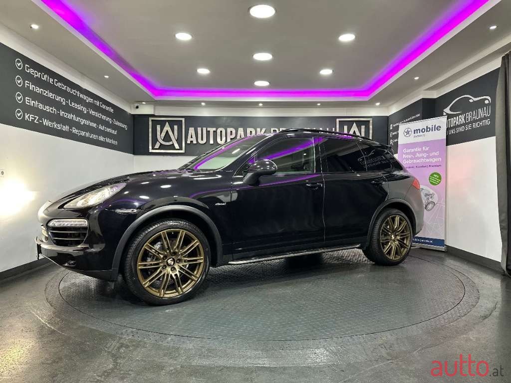 2011' Porsche Cayenne photo #2