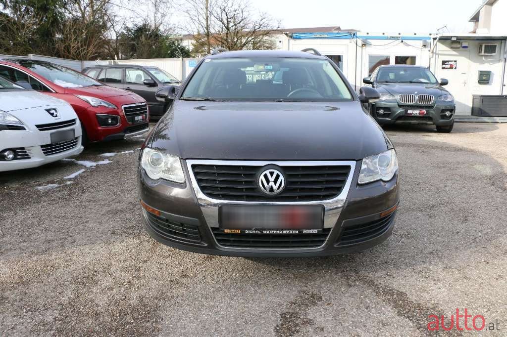 2009' Volkswagen Passat photo #2