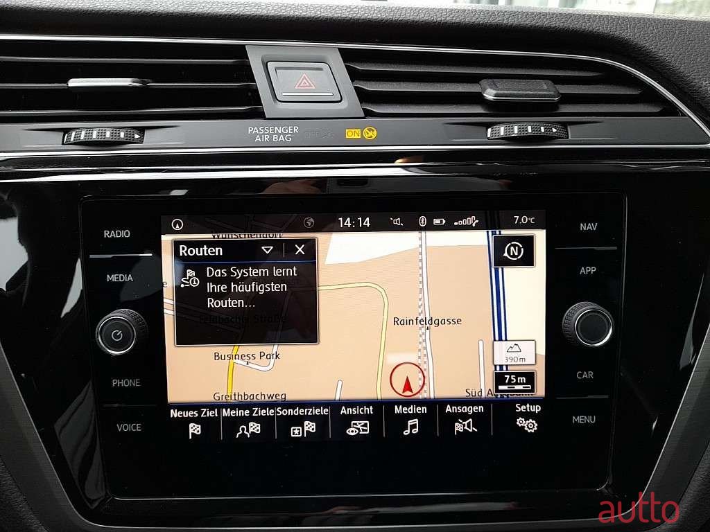 2018' Volkswagen Touran photo #3