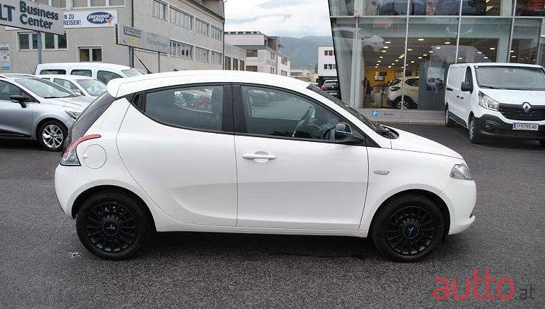 2013' Lancia Ypsilon photo #1
