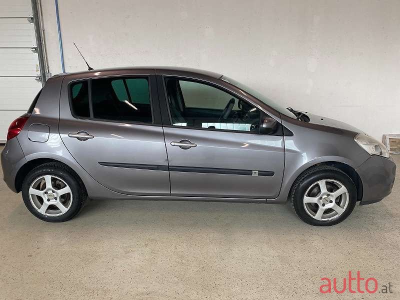 2011' Renault Clio photo #2