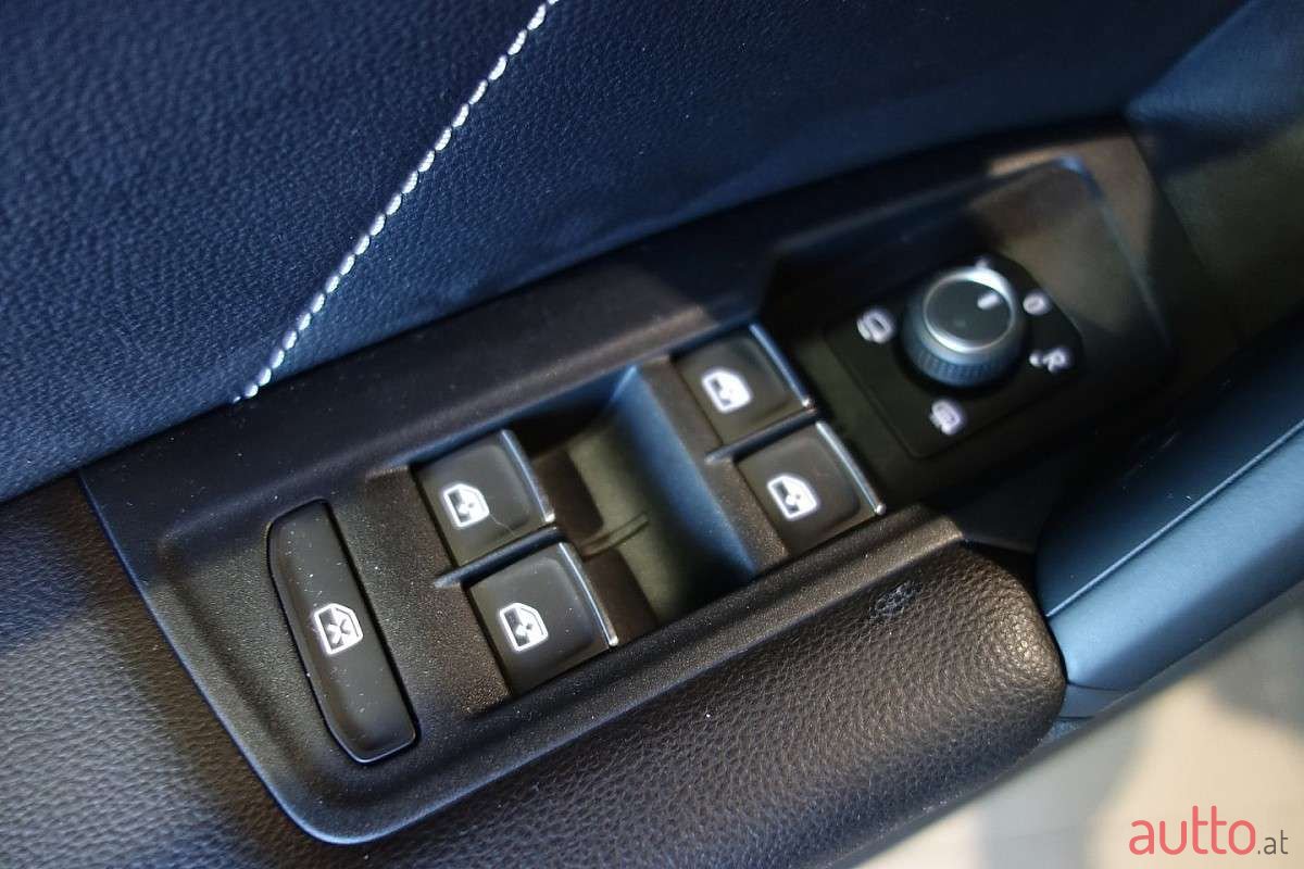 2021' Volkswagen Tiguan photo #6